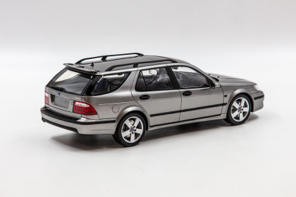 Saab 9-5 Estate Aero modelo 1:18 gris Novedades
