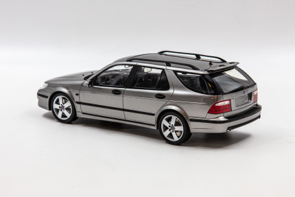 Saab 9-5 Estate Aero modelo 1:18 gris Regalos: libros, miniaturas SAAB...