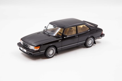 Saab 900 Turbo modelo 1:18 en negro Regalos: libros, miniaturas SAAB...