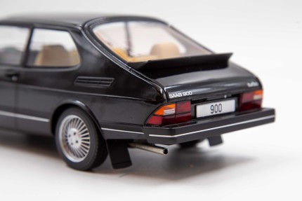 Saab 900 Turbo modelo 1:18 en negro Novedades