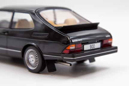 Saab 900 Turbo modelo 1:18 en negro Regalos: libros, miniaturas SAAB...