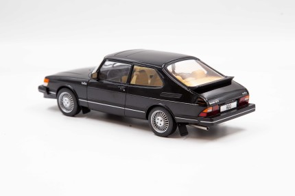 Saab 900 Turbo modelo 1:18 en negro Novedades