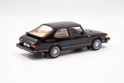 Saab 900 Turbo modelo 1:18 en negro Novedades