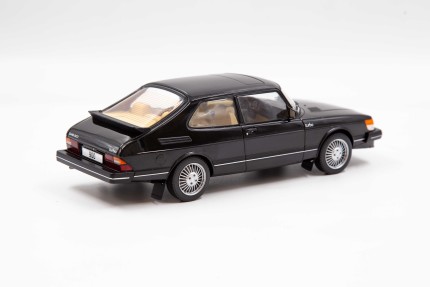 Saab 900 Turbo modelo 1:18 en negro Regalos: libros, miniaturas SAAB...