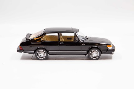 Saab 900 Turbo modelo 1:18 en negro Regalos: libros, miniaturas SAAB...