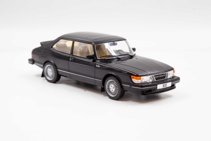 Saab 900 Turbo modelo 1:18 en negro Regalos: libros, miniaturas SAAB...