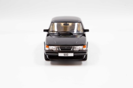 Saab 900 Turbo modelo 1:18 en negro Novedades