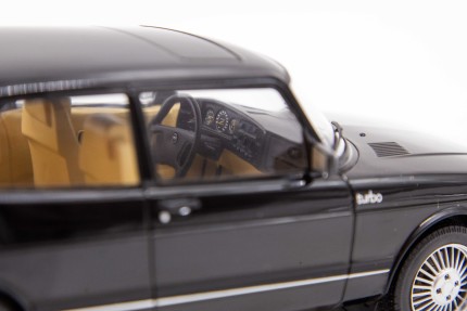 Saab 900 Turbo modelo 1:18 en negro Novedades