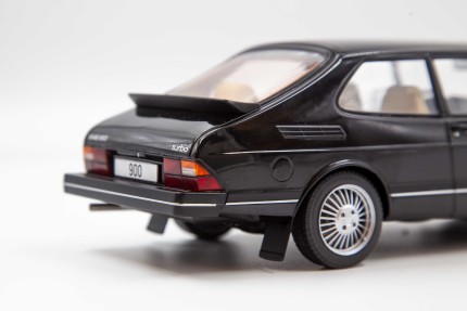 Saab 900 Turbo modelo 1:18 en negro Novedades