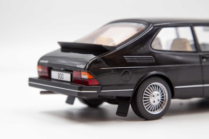 Saab 900 Turbo modelo 1:18 en negro Regalos: libros, miniaturas SAAB...